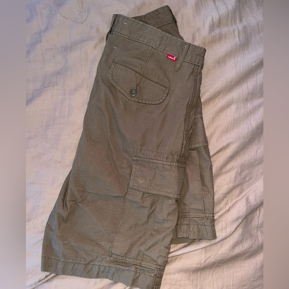 Men’s Levi’s khaki shorts - Picture 2 of 3